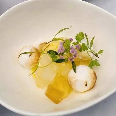 メレンゲのような白い球体が飾られたデザート