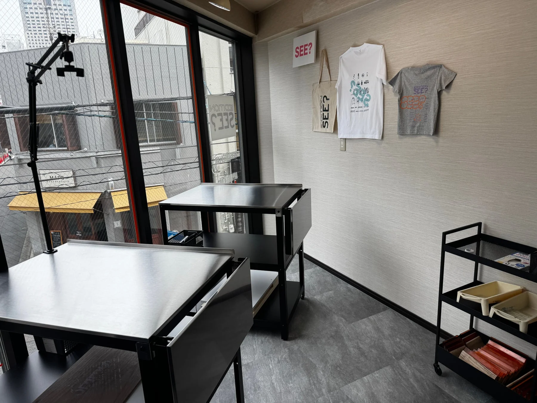 窓から街並みが見える店内