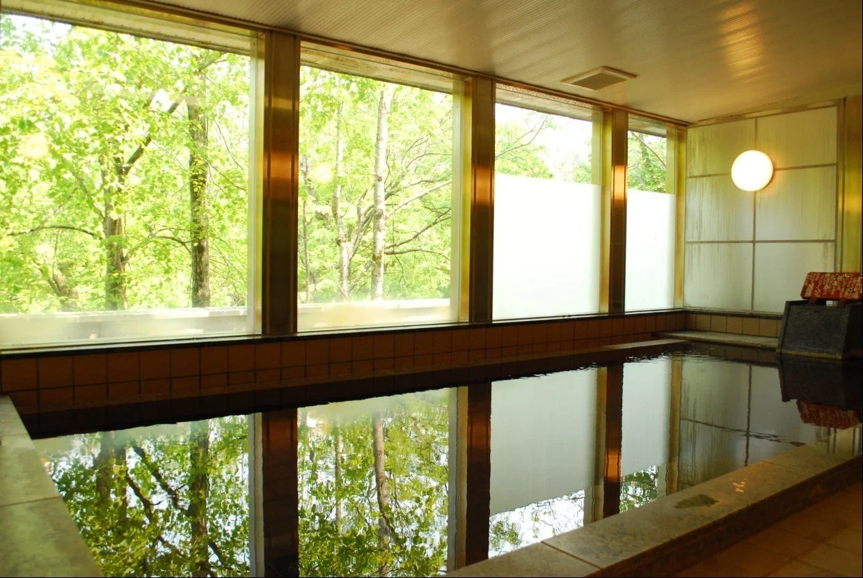 大きな窓から緑を望む温泉