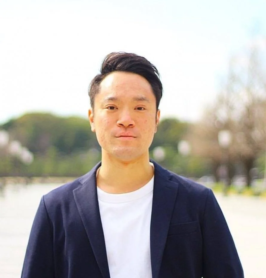 紺色のジャケットと白いTシャツを着用したアジア人男性のポートレート