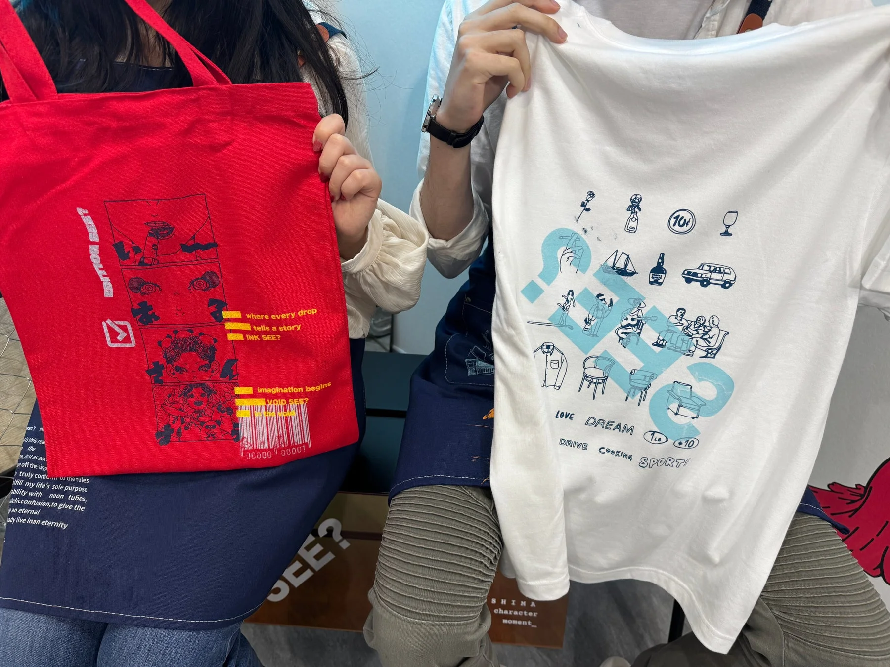 デザインされたトートバッグとTシャツ