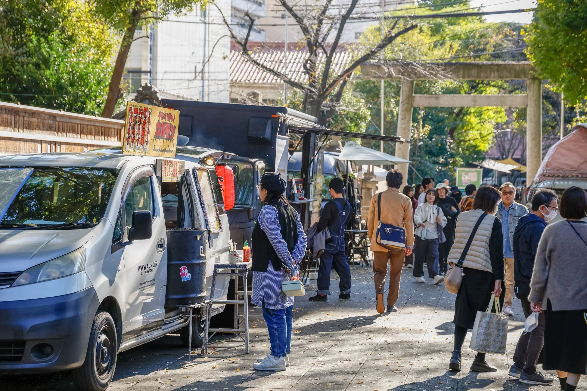 フードトラックと鳥居