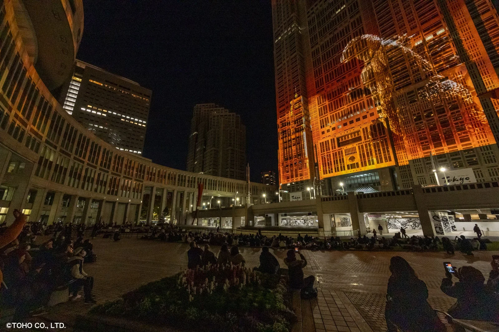 東京都庁に投影されるゴジラのプロジェクションマッピング