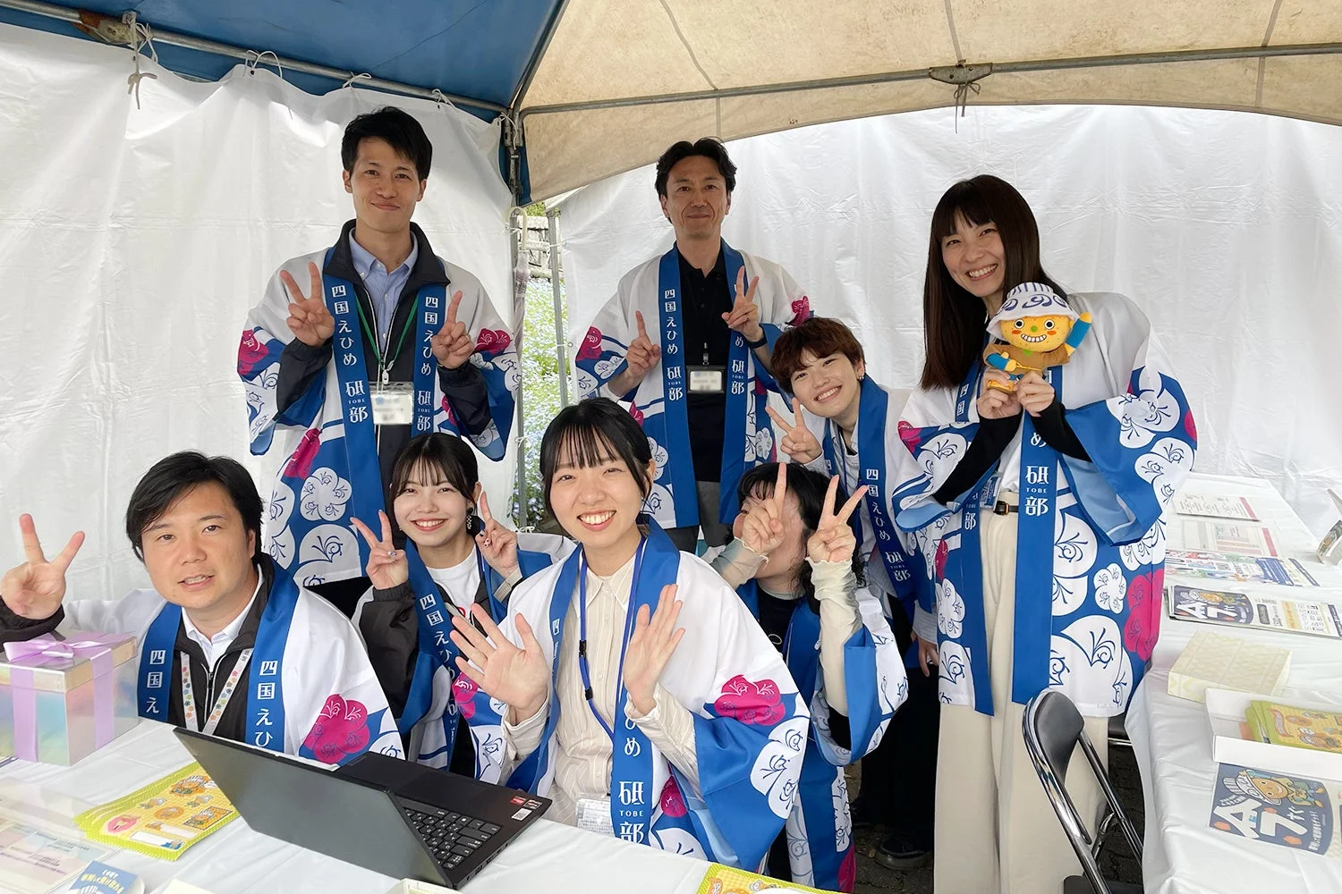 ハッピを着た人々の集合写真