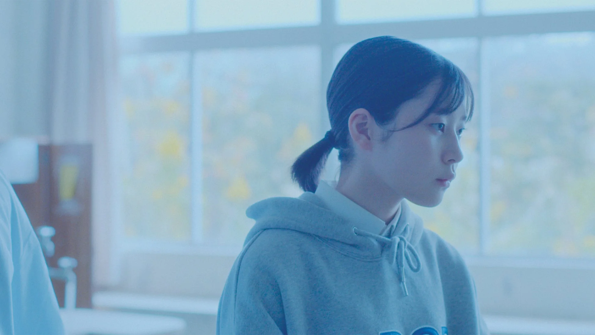 女性が窓辺で物思いにふける