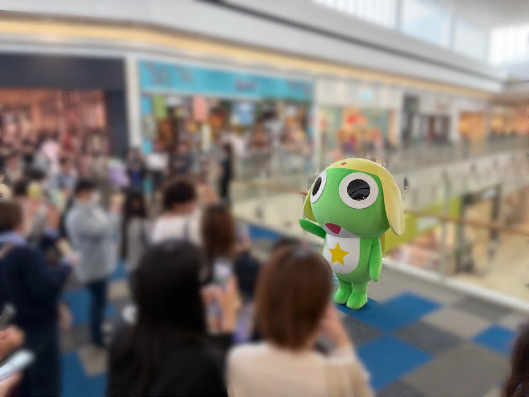 ケロロ軍曹と賑わう来場者