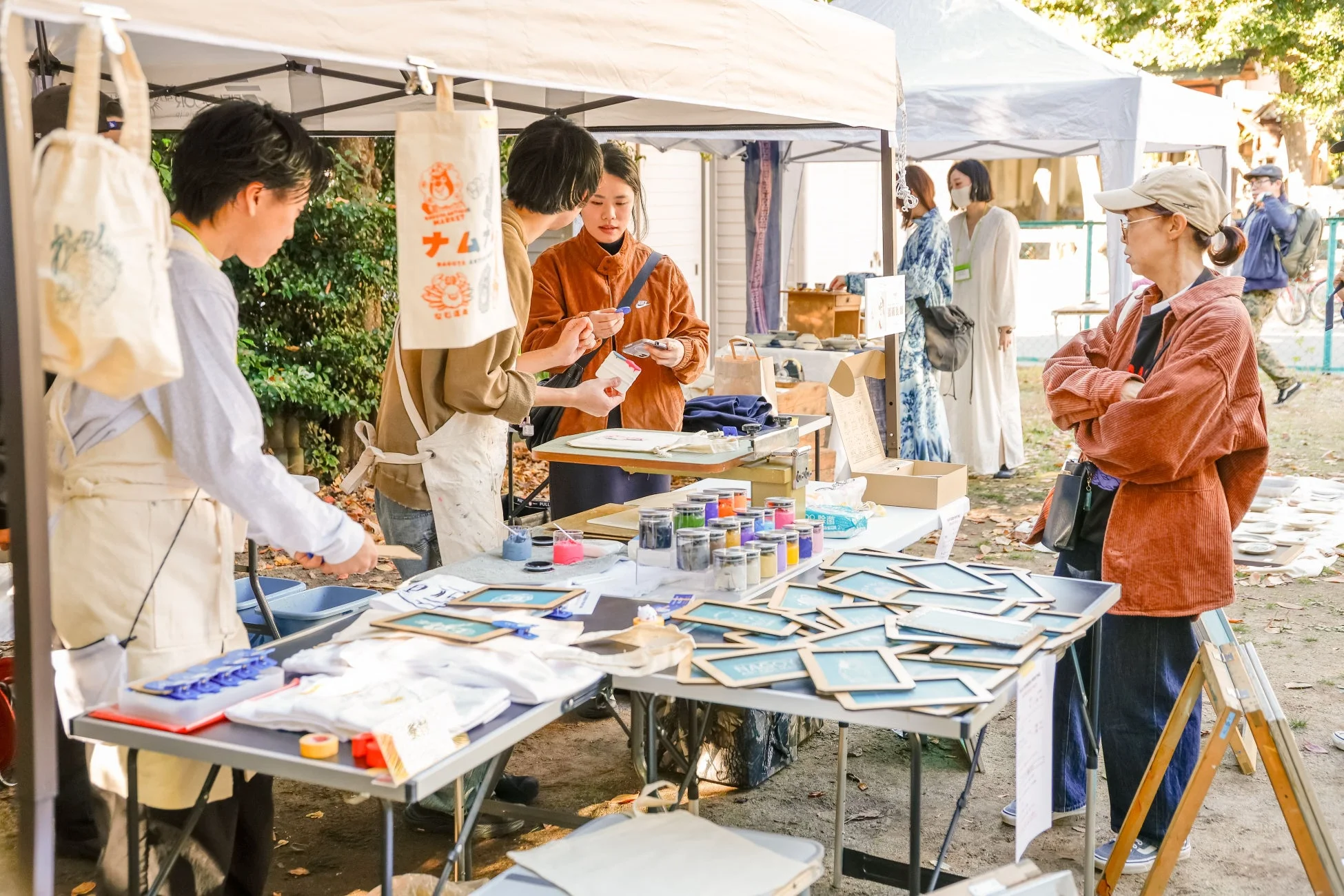 屋外でのクラフトマーケットの様子