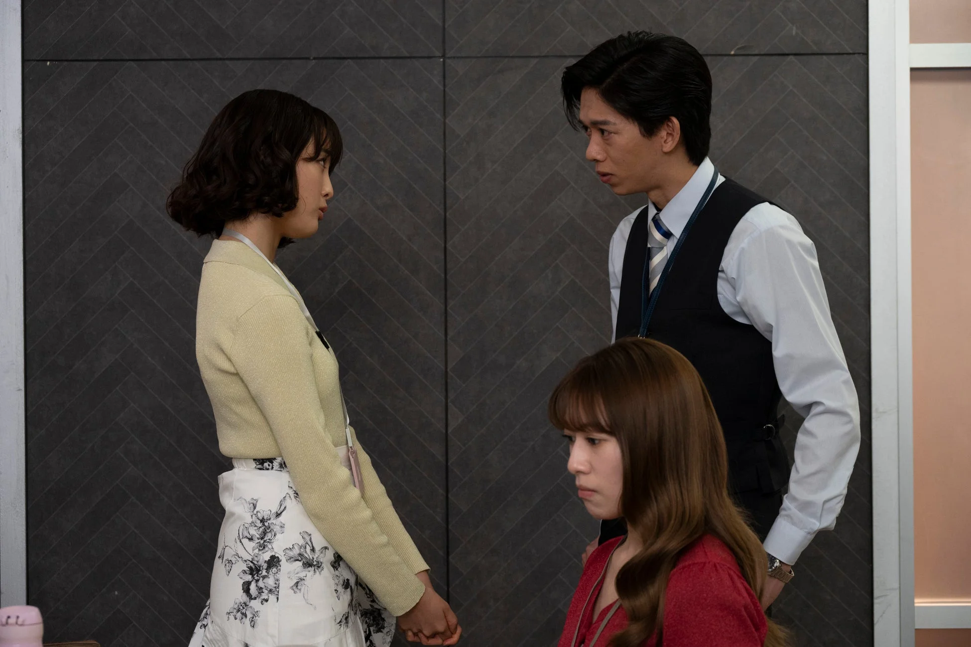 職場での琴音、なず奈、田中