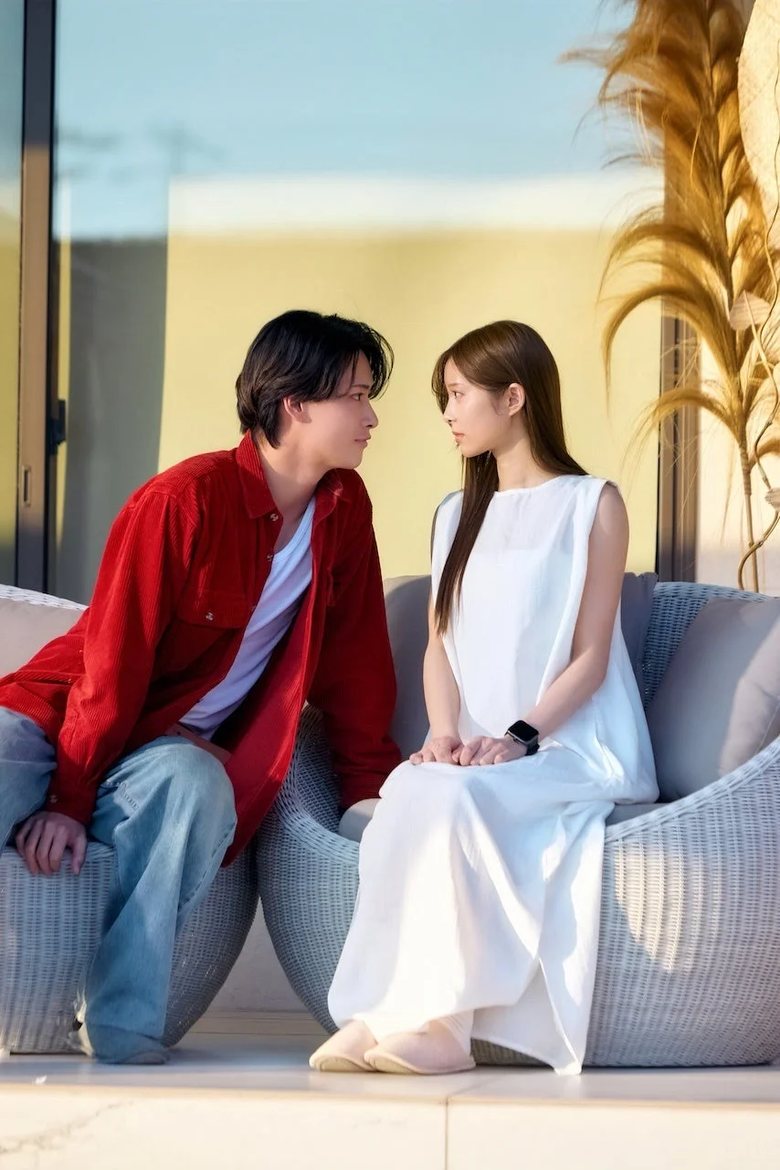 テラスで語り合う男女