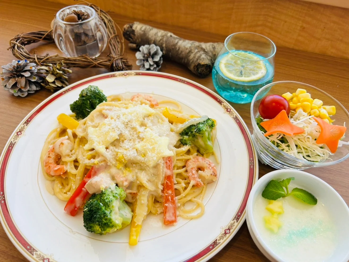 エビと彩り野菜のクリームパスタ