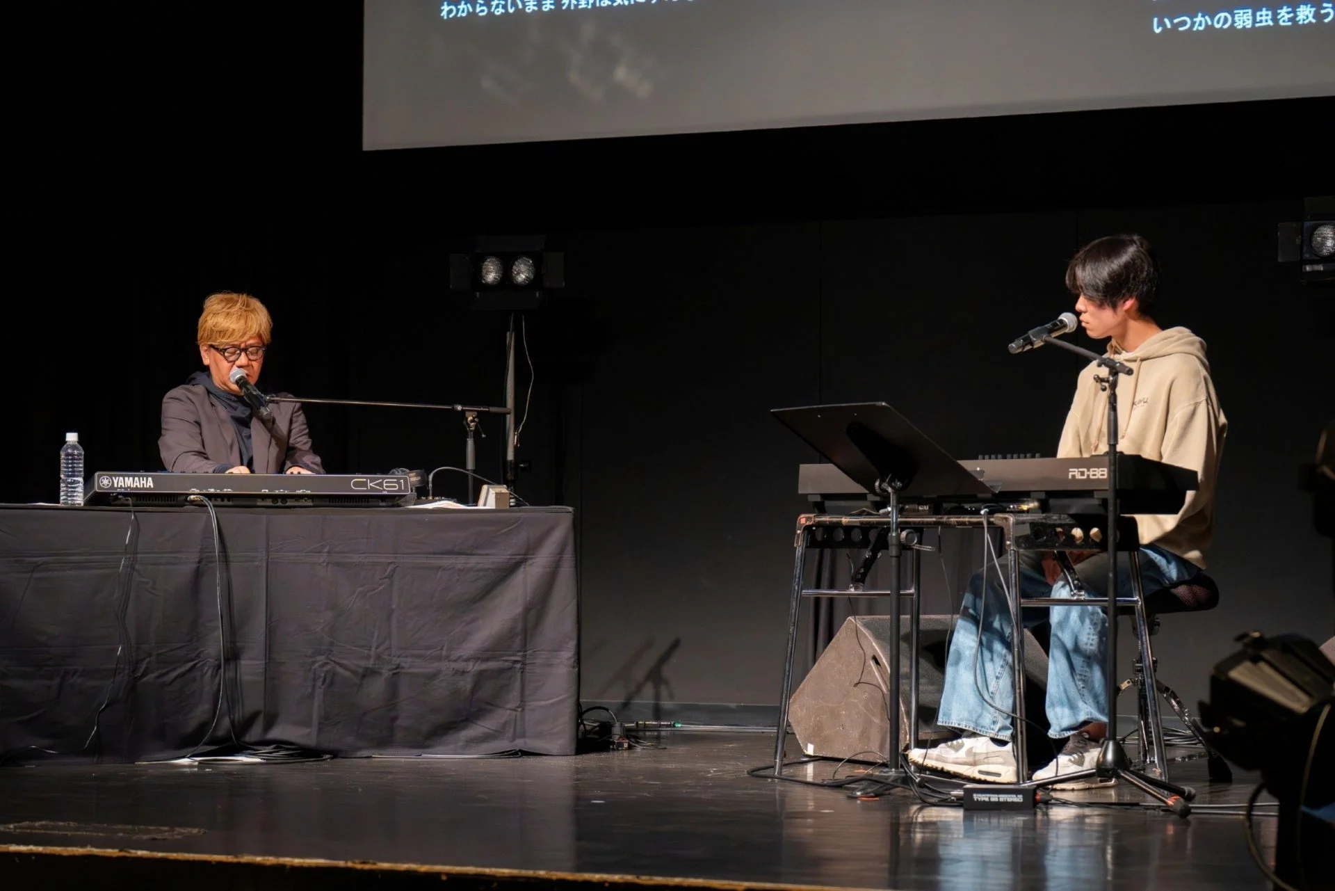 キーボードを演奏する男性たち