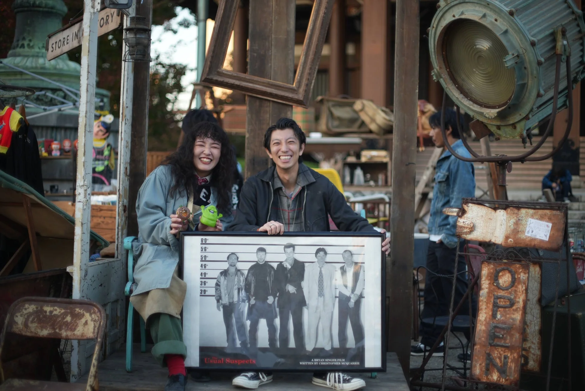 ポスターを眺める来場者