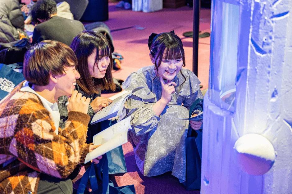 資料を見ながら交流する参加者