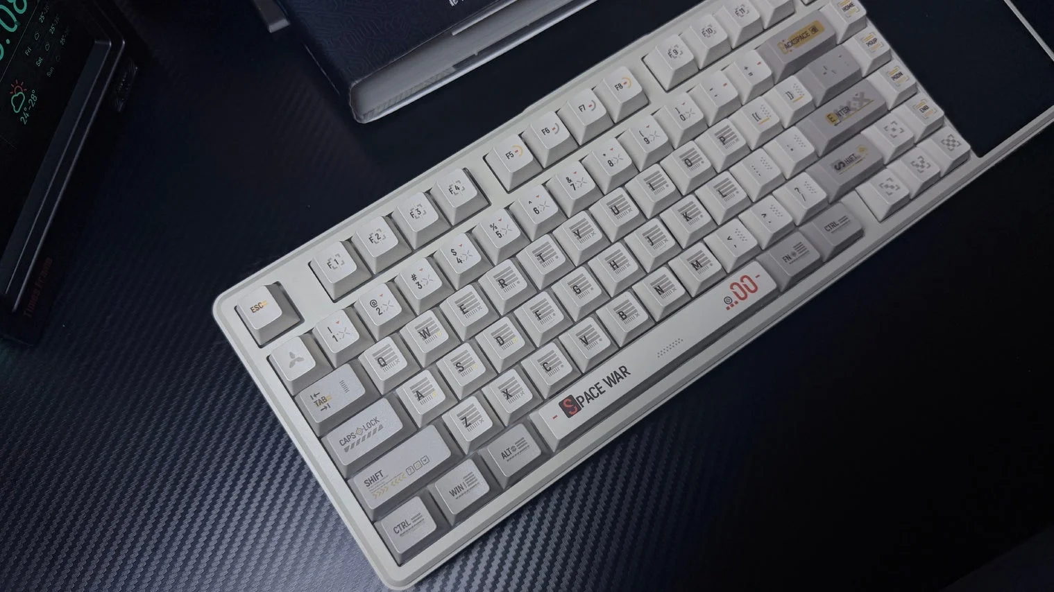 デスクに置かれたAULA L99キーボード