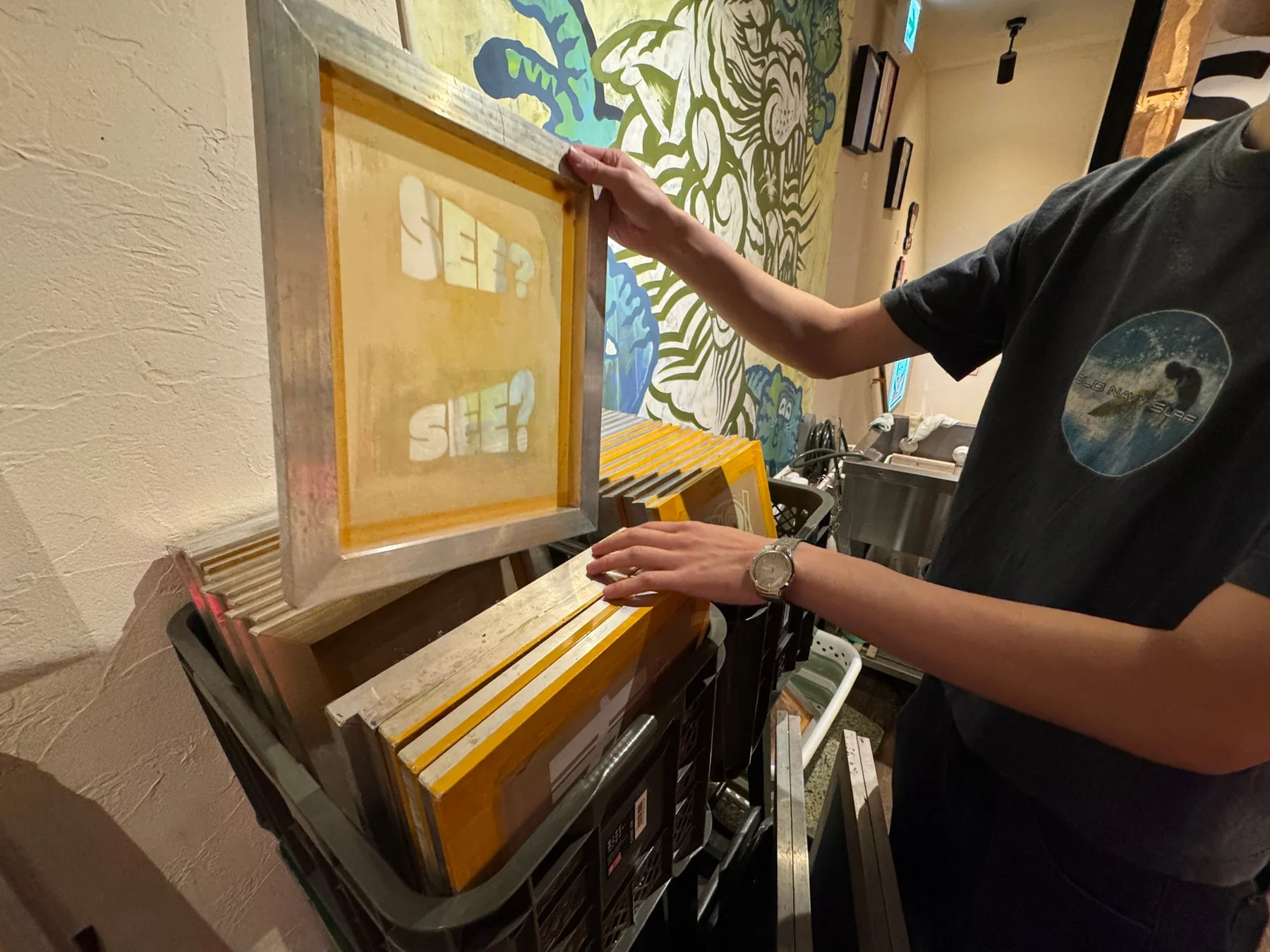 シルクスクリーンの版を持つ手元