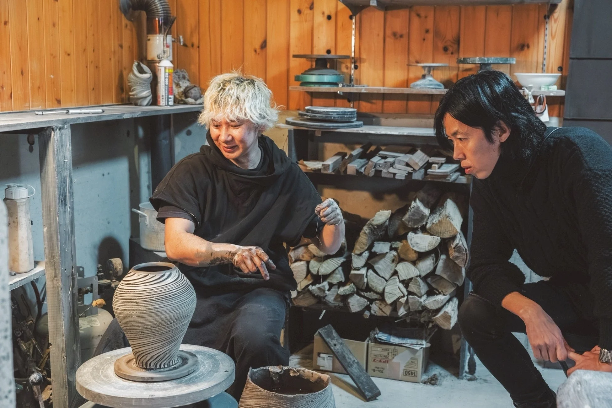 陶芸工房でろくろを使う石田和也氏