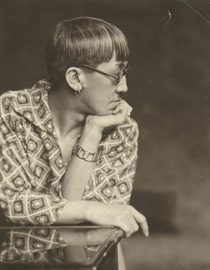 物思いにふける女性のポートレート