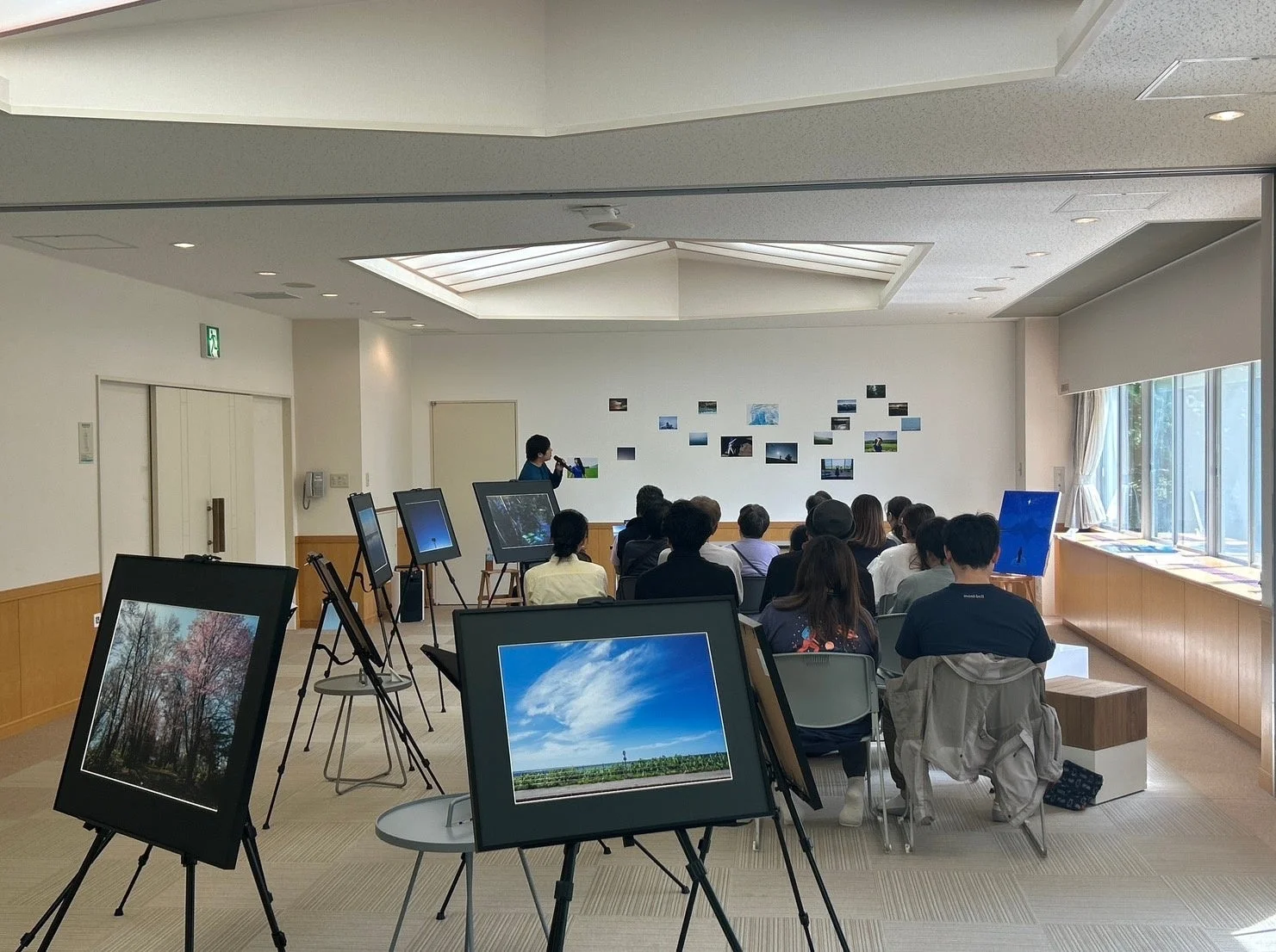屋内での写真展と講演