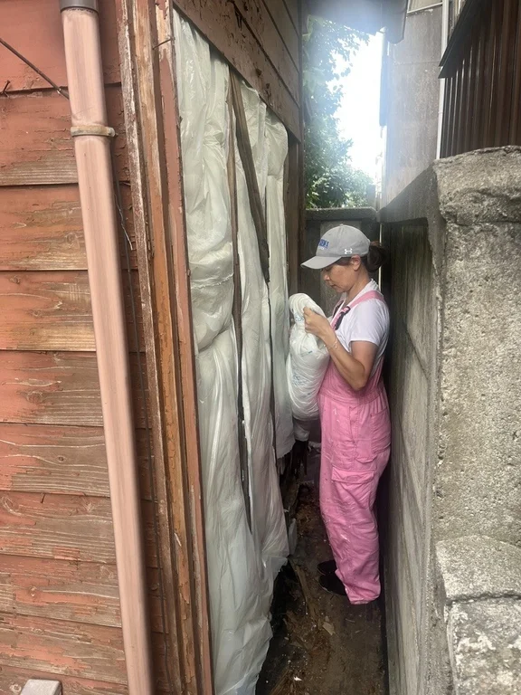 ピンクのオーバーオールを着た女性が作業をしている様子