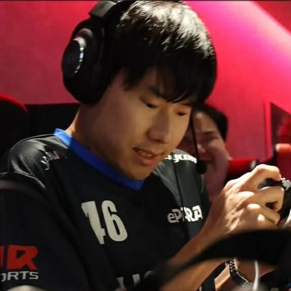 ヘッドセットを装着したeスポーツゲーマー