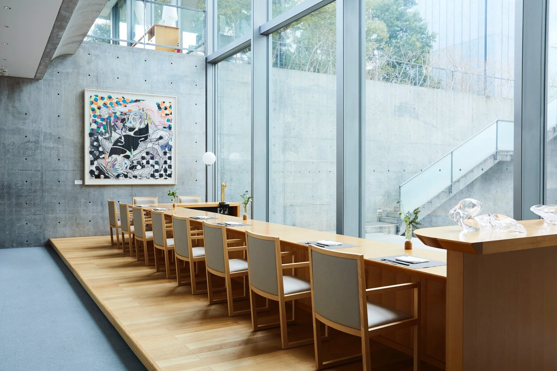 モダンな空間に飾られた抽象画