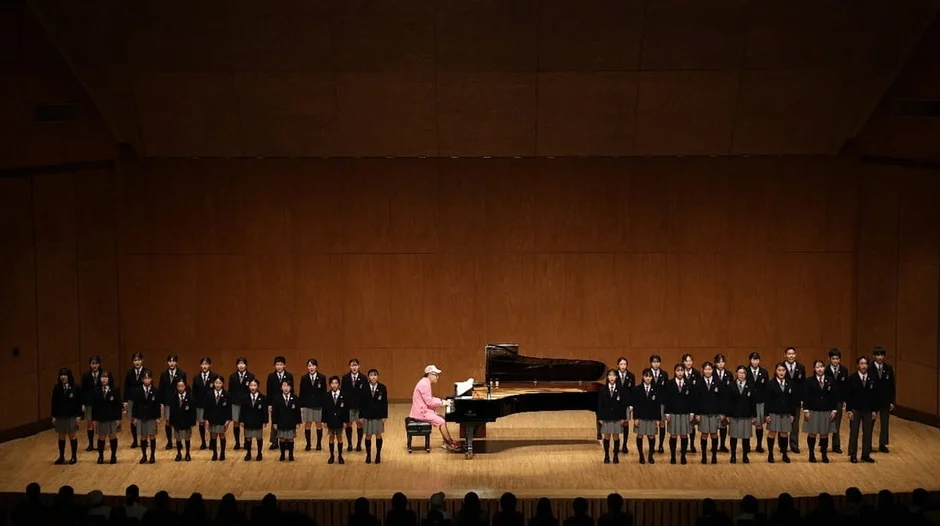合唱する学生たちとピアノ