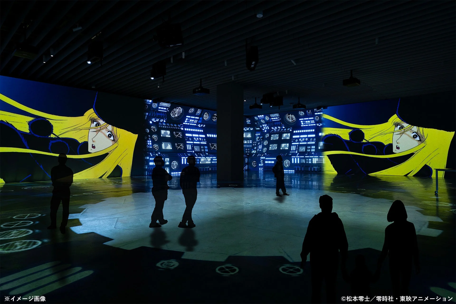 アニメキャラクターとSFインターフェースのプロジェクションマッピング