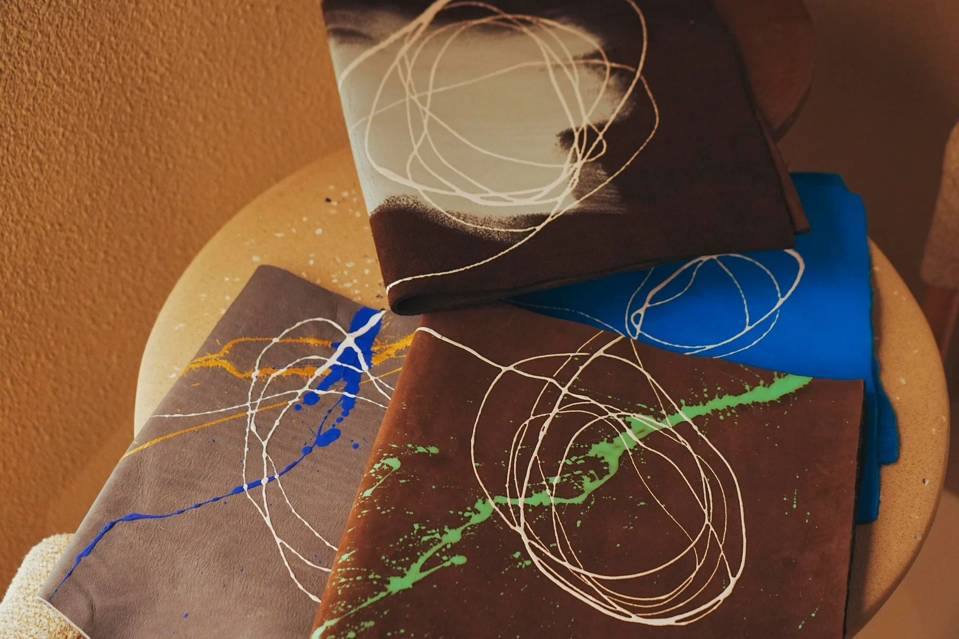 小川貴一郎氏による抽象画