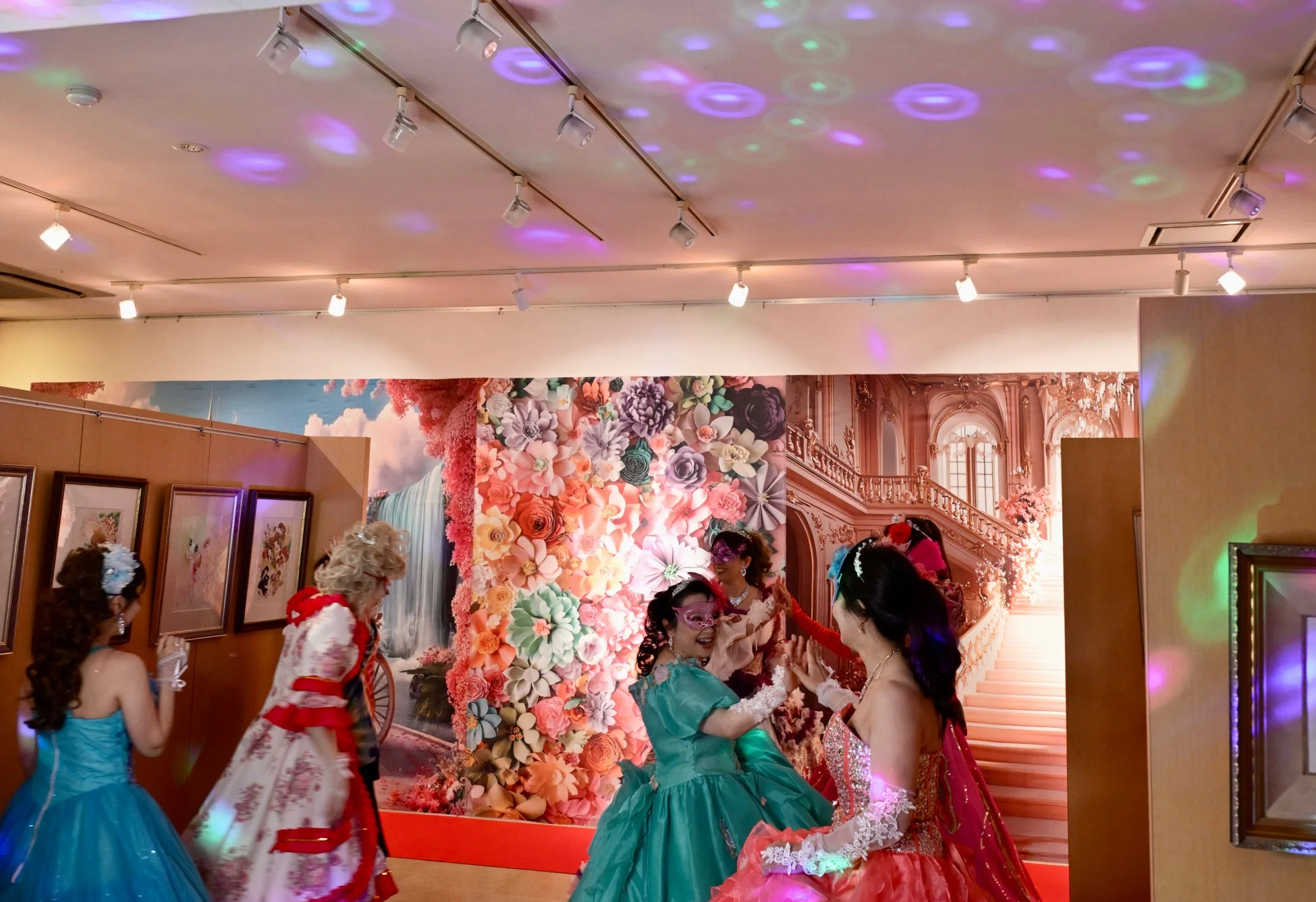 仮面舞踏会を楽しむ女性たち