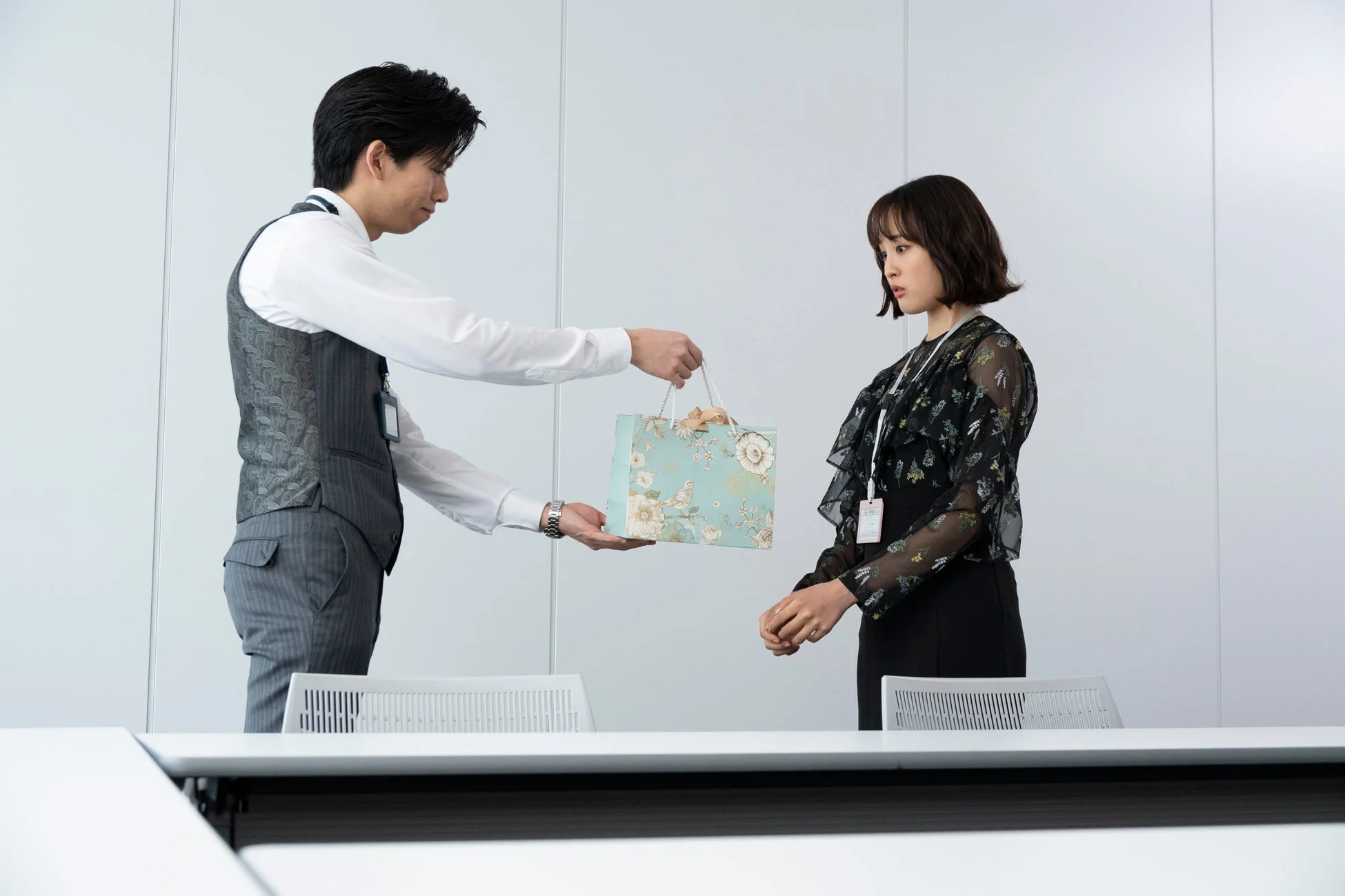 清水課長からプレゼントを受け取る琴音