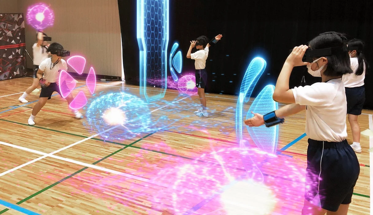 VRヘッドセットを装着した子供たち