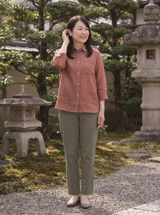 日本庭園で微笑む女性モデル