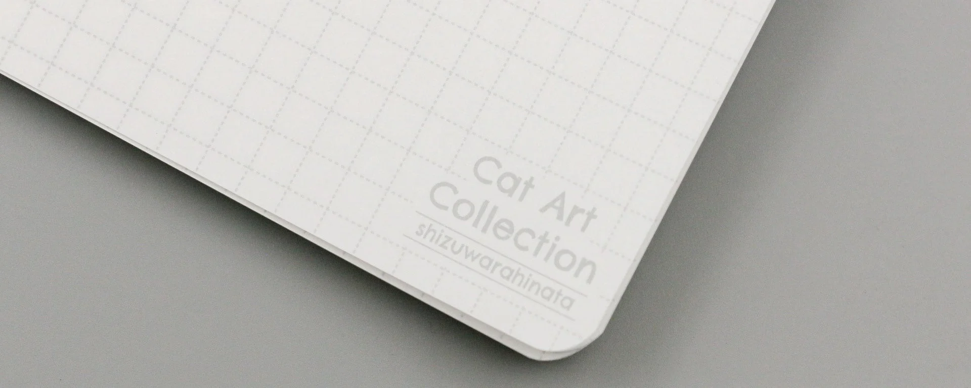 白い方眼ノートの隅に「Cat Art Collection」と「shizuwarahinata」の文字