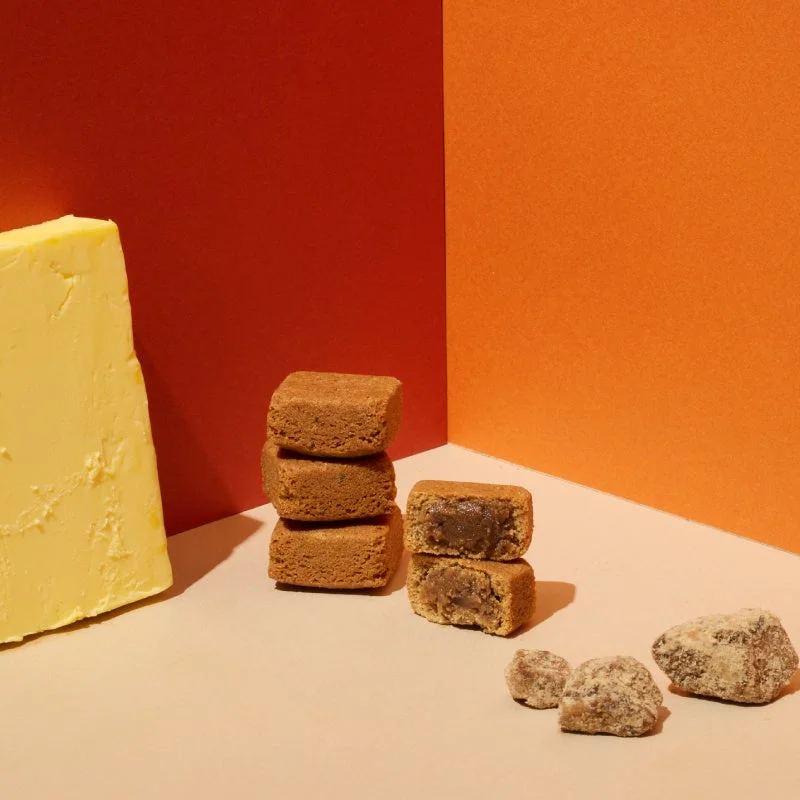 積み重ねられたコクウマガレットとバター