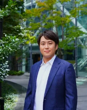 青いスーツを着たアジア人男性