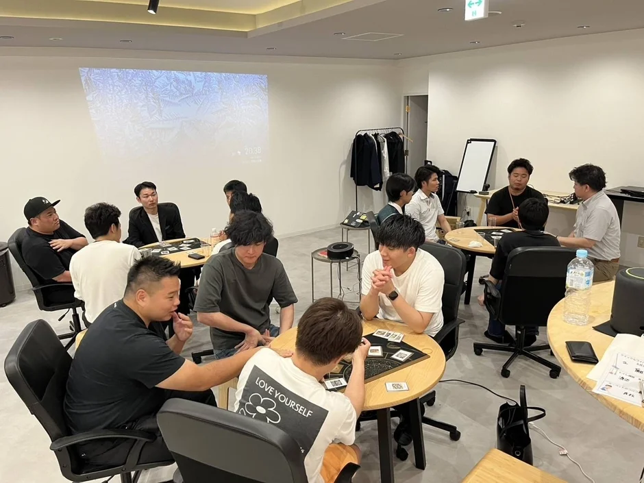 カードゲームを楽しむ若者たち