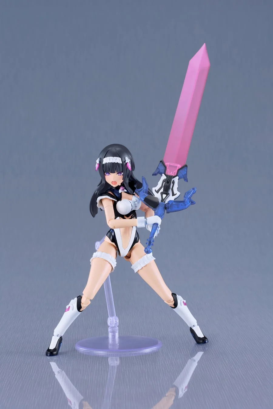黒髪の美少女アクションフィギュアが、巨大なピンク色の剣を両手で構え、力強いポーズをとっています。