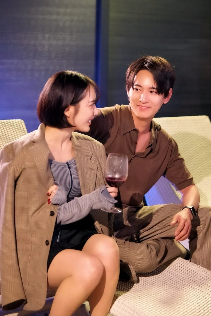 ワインを片手に談笑する男女