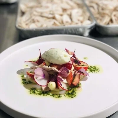 美しく盛り付けられたラディッシュ、イチゴ、エディブルフラワー