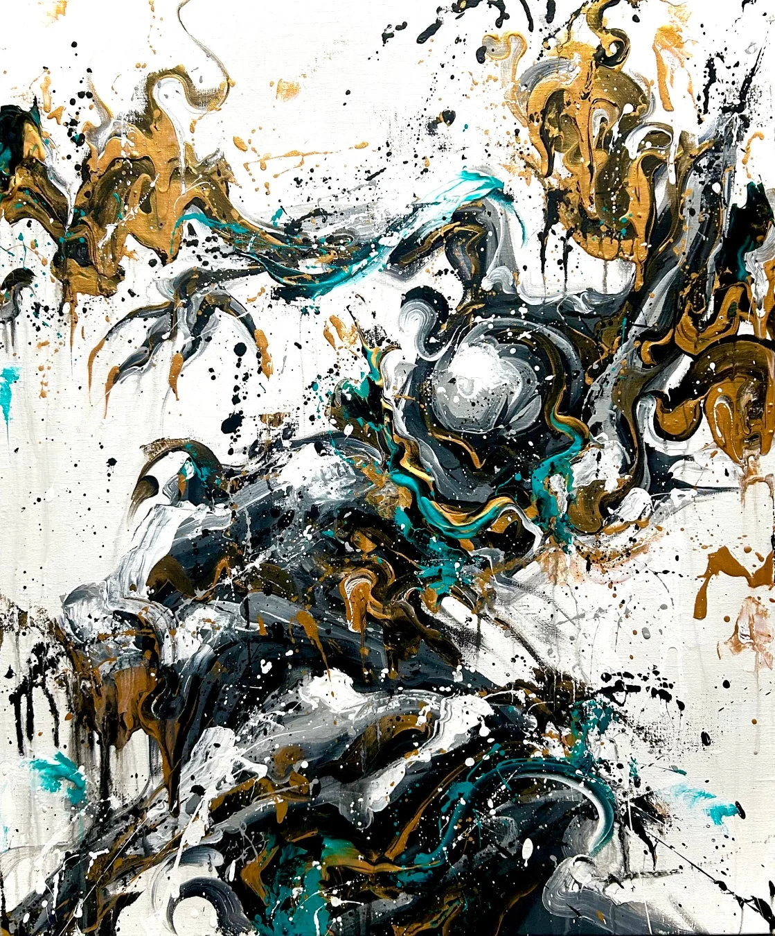 ゴールド、黒、白、ティール（青緑）の絵の具がダイナミックに渦巻き、飛び散る抽象画