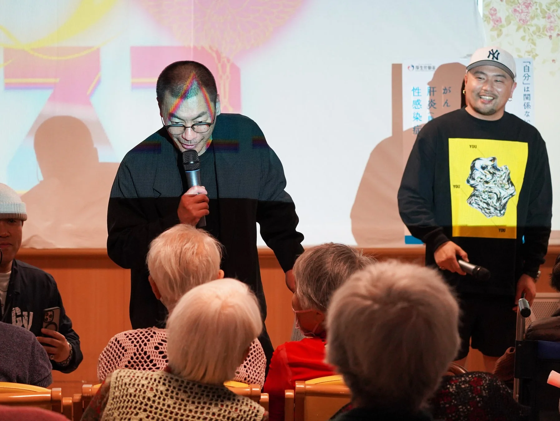 聴衆に語りかけるSU氏