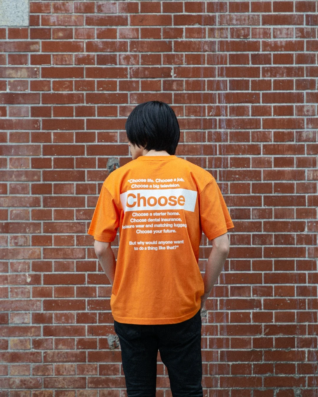 Tシャツを着用した人物の背面