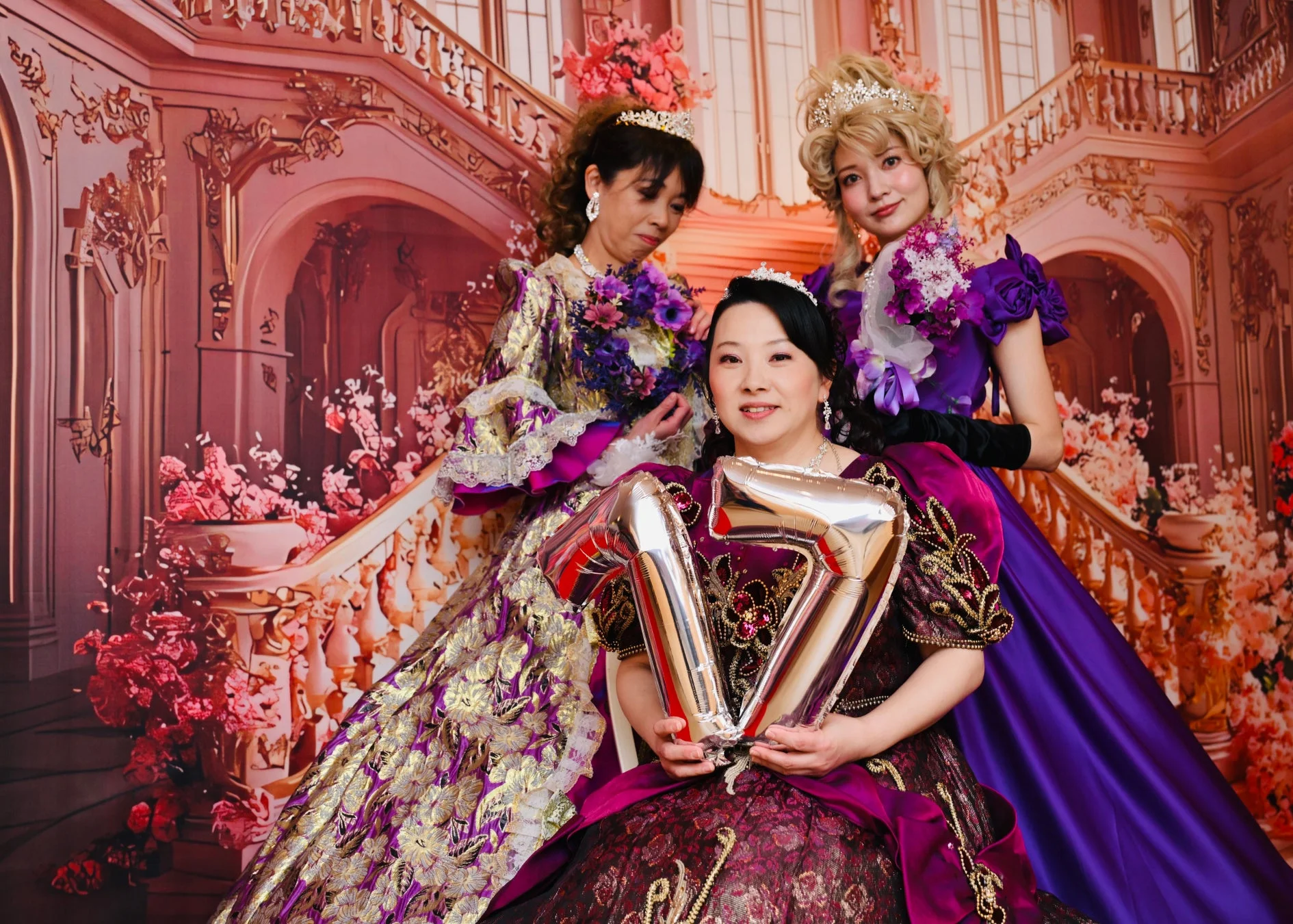 喜寿祝いの紫のドレスをまとった女性たち