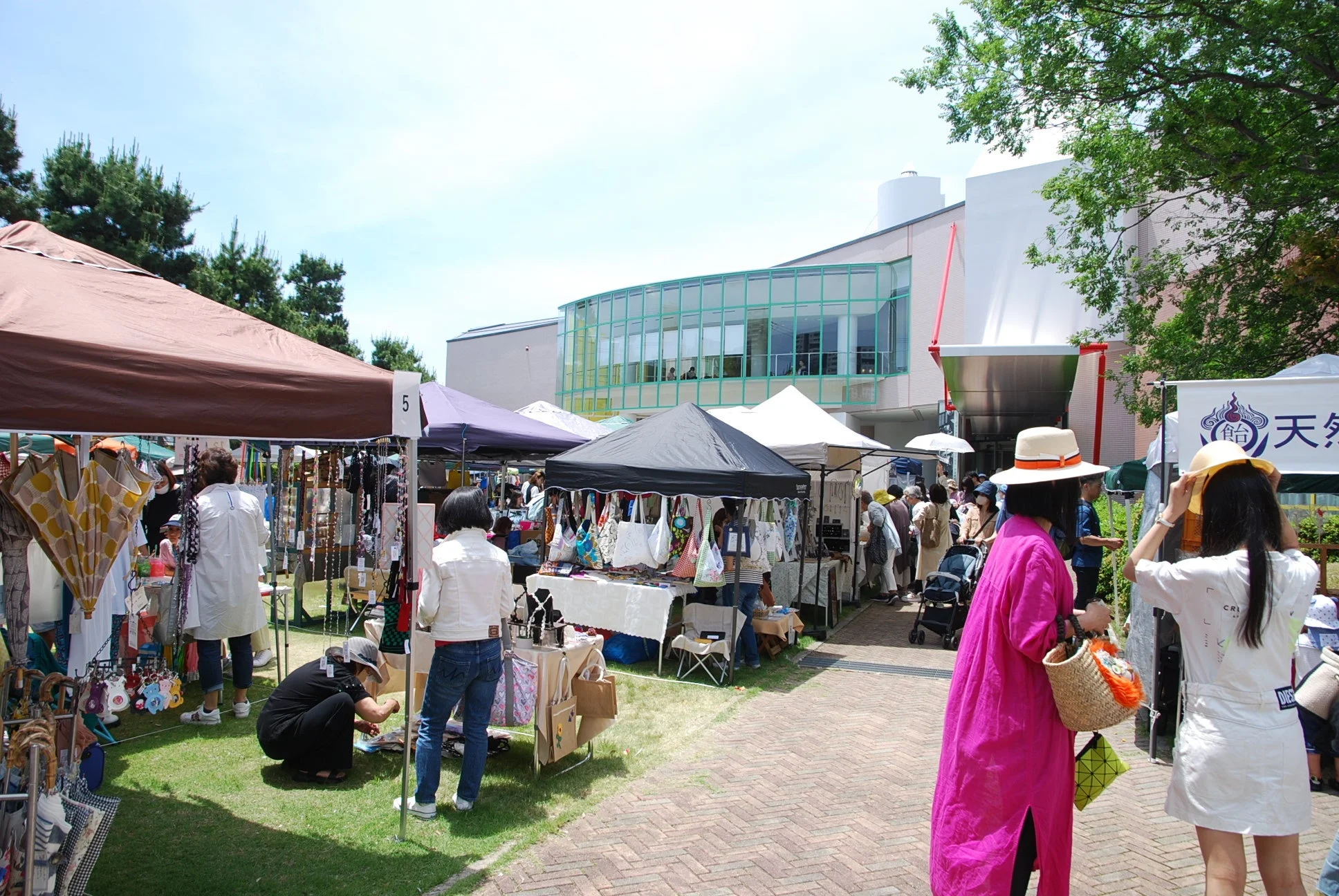 屋外マーケットの様子