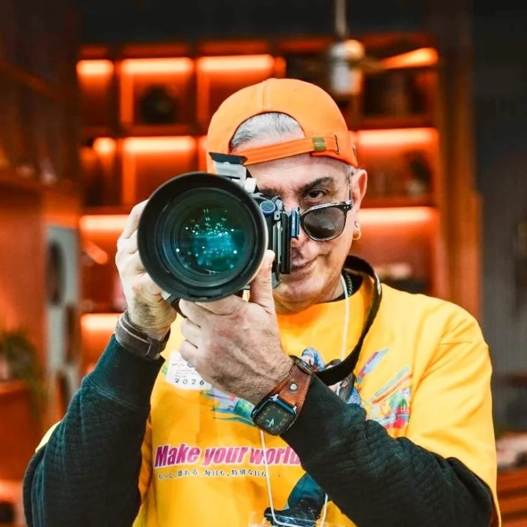 カメラを構える男性写真家