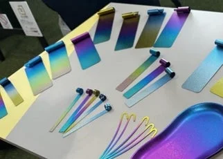新和メッキ工業株式会社の技術を活かしたカラフルな金属サンプル