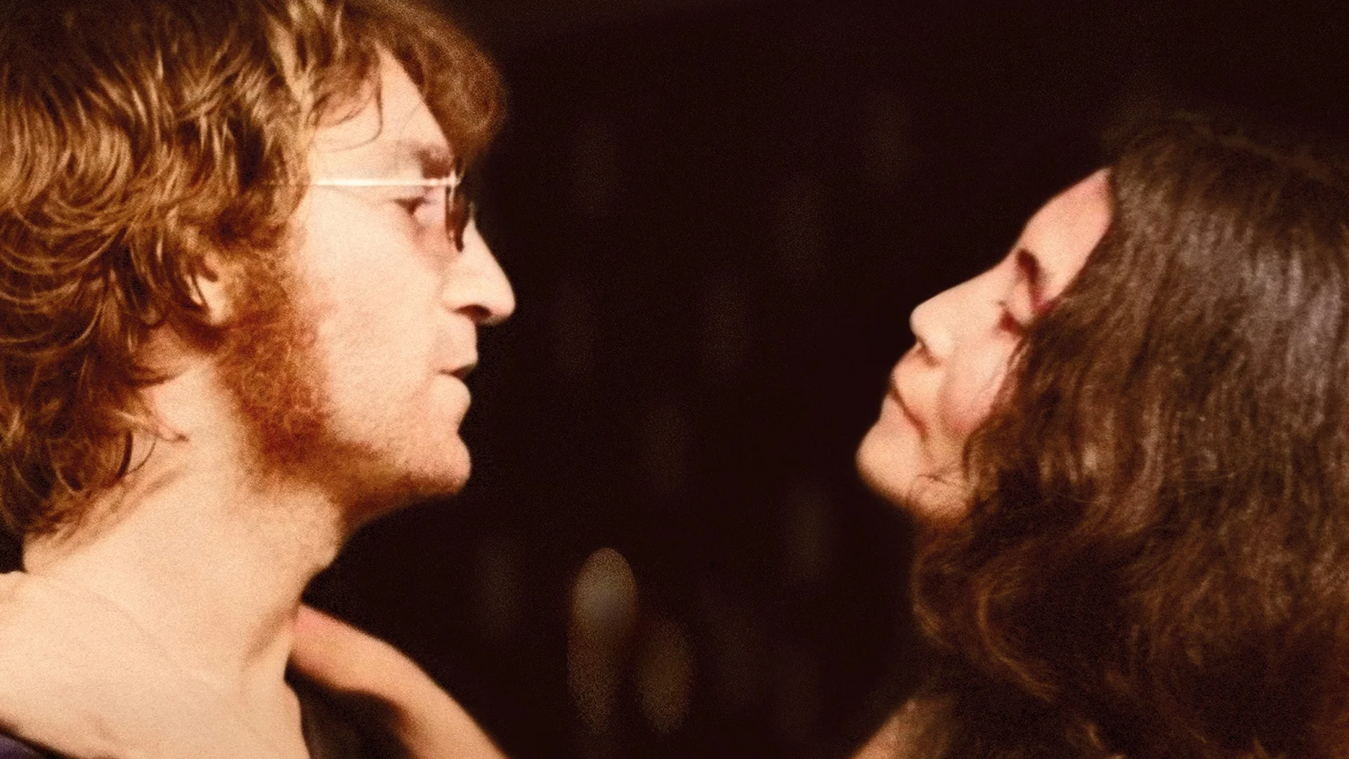 ジョン・レノンとオノ・ヨーコが見つめ合う