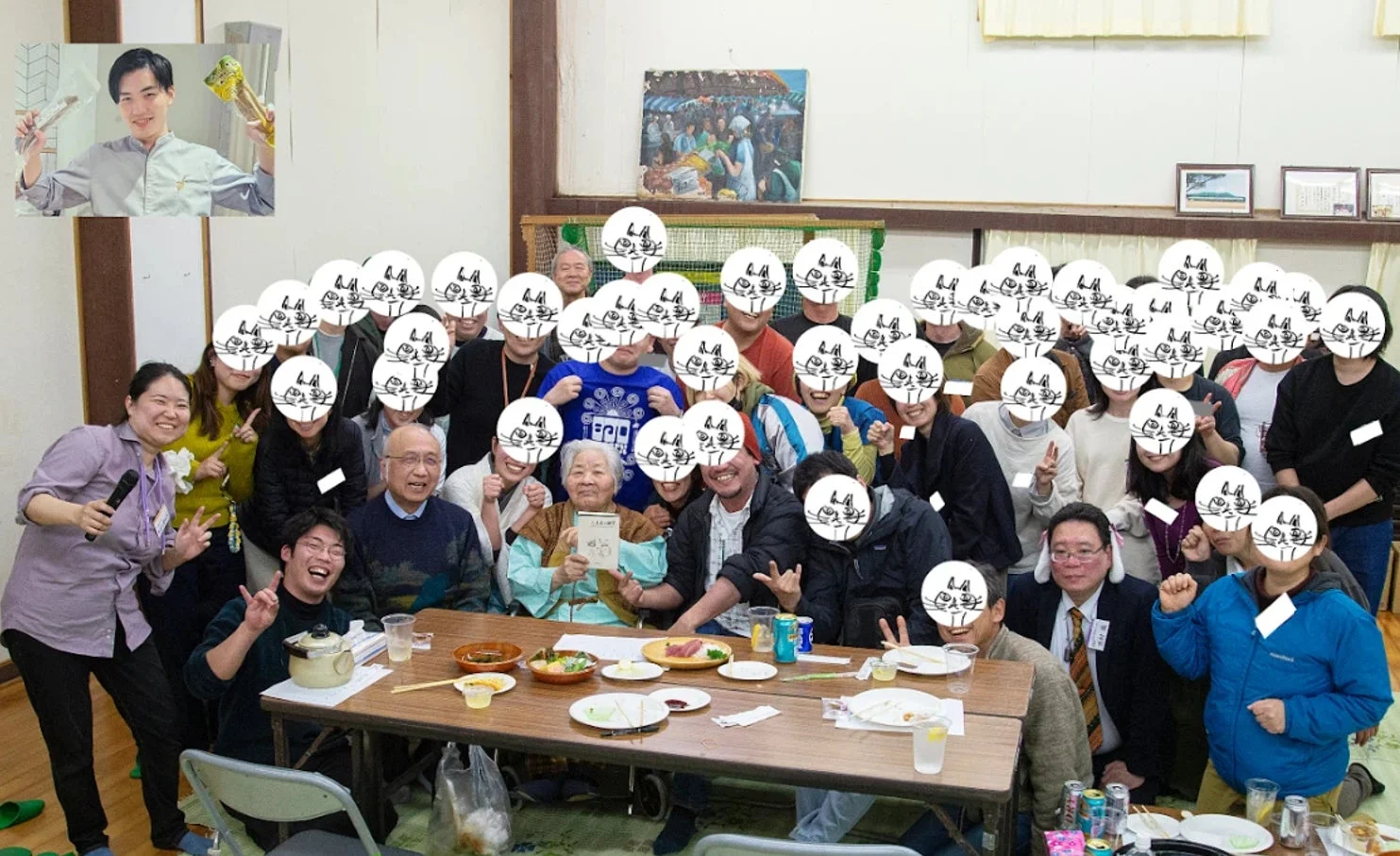 和やかな雰囲気で食事をする人々