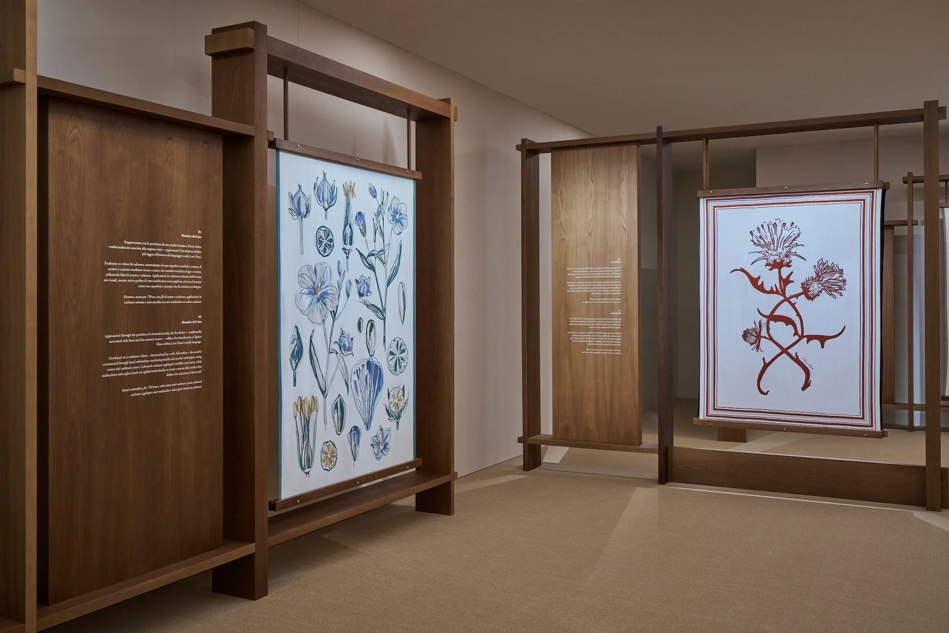 リネンの花とアザミのような植物が描かれた展示