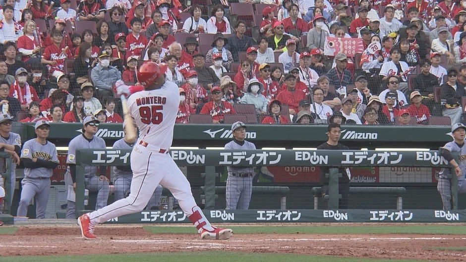 バットをスイングするモンテロ選手